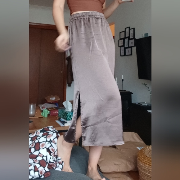 🆕️NWT GAP Satin Midi Skirt in 'Cashmere Brown', Size Medium - Picture 11 of 14